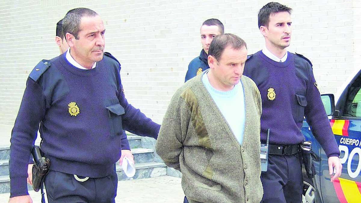 El monstruo de Grbavica, en el centro de la foto, es custodiado por la policía en su traslado a los juzgados de Dénia.