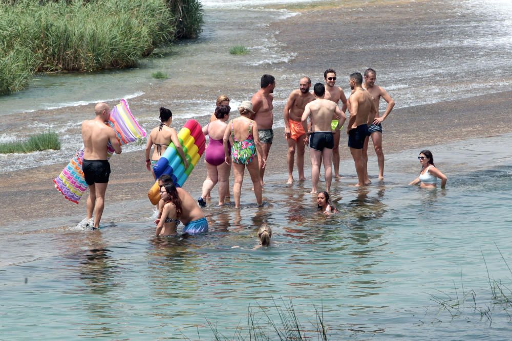 Los bañistas acuden al Assut d'Antella aunque el baño está prohibido