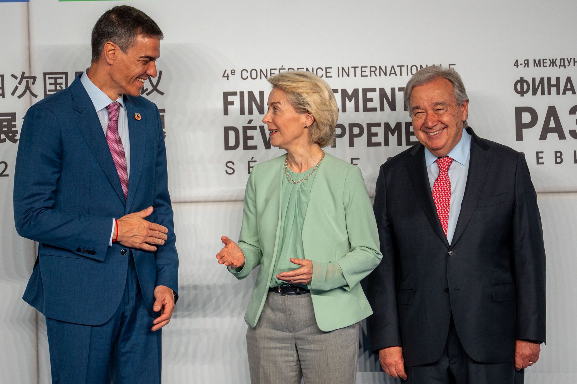 El presidente del gobierno, Pedro Sánchez (i) y el presidente de la ONU, António Guterres (d) y la presidenta de la Comisión Europea, Ursula von der Leyen durante la recepción . A 30 de junio de 2025 en Sevilla, Andalucía (España). En el Palacio de Congresos y Exposiciones de Sevilla (FIBES) ha tenido lugar la foto oficial con los jefes de Estado y de Gobierno que participan en la IV Conferencia Internacional sobre la Financiación para el Desarrollo de la ONU. En este acto institucional, se da la bienvenida a los mandatarios que intervienen en esta cumbre global centrada en los retos económicos y financieros del desarrollo sostenible. 30 JUNIO 2025 Francisco J. Olmo / Europa Press 30/06/2025. ANTONIO  GUTERRES;PEDRO SÁNCHEZ PÉREZ-CASTEJÓN;URSULA VON DER LEYEN;Francisco J. Olmo;