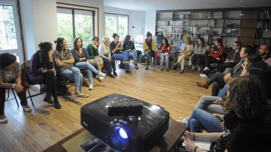 El taller sobre alianzas del feminismo impartido por Zinthia Álvarez. // Iñaki Abella