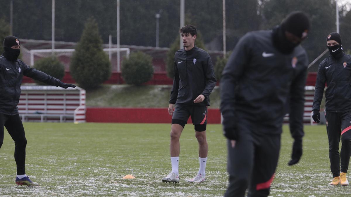 Pablo Pérez se entrena esta mañana con el Sporting