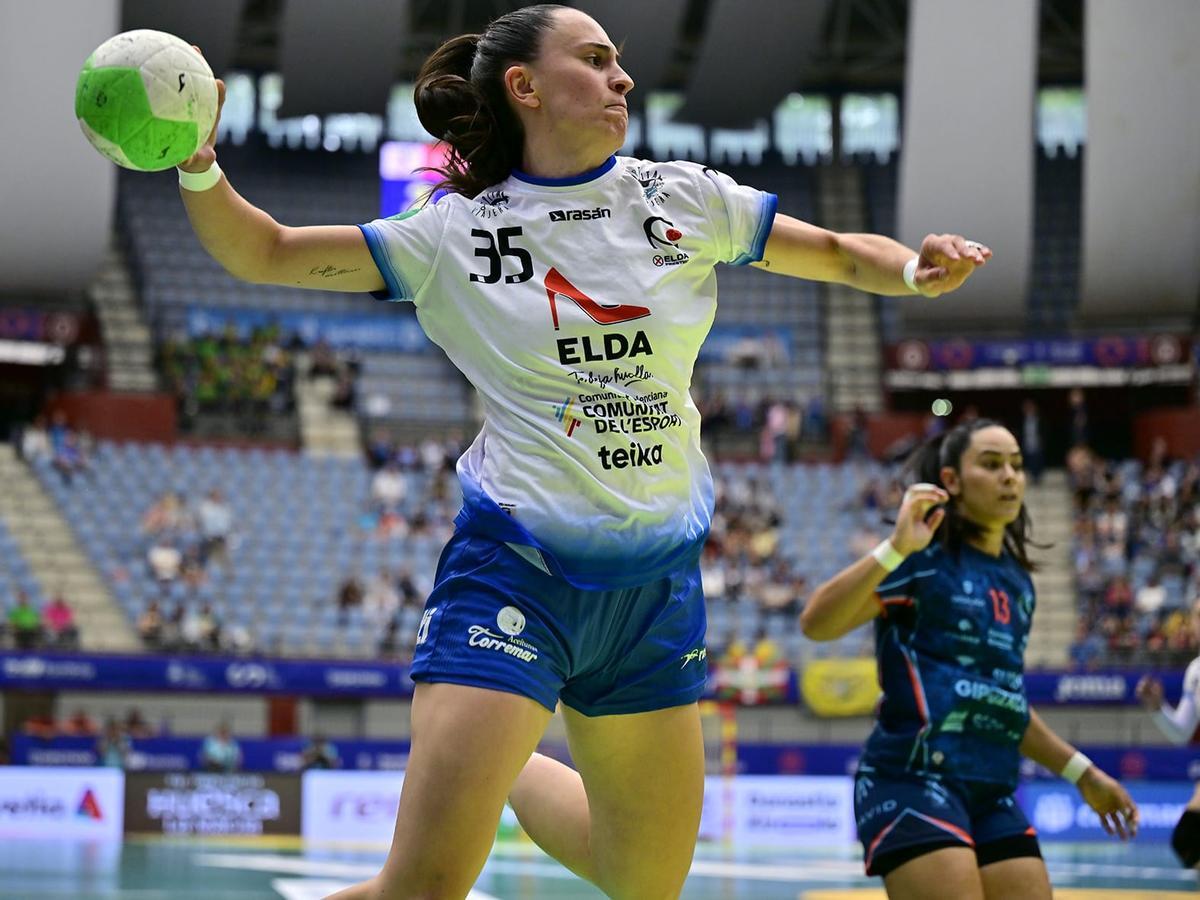 Maddi Bengoetxea lanza a portería.