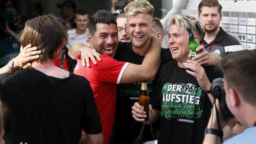 Hannover 96 feierte nach dem Spiel den Aufstieg. Die Party wurde am Ballermann fortgesetzt.