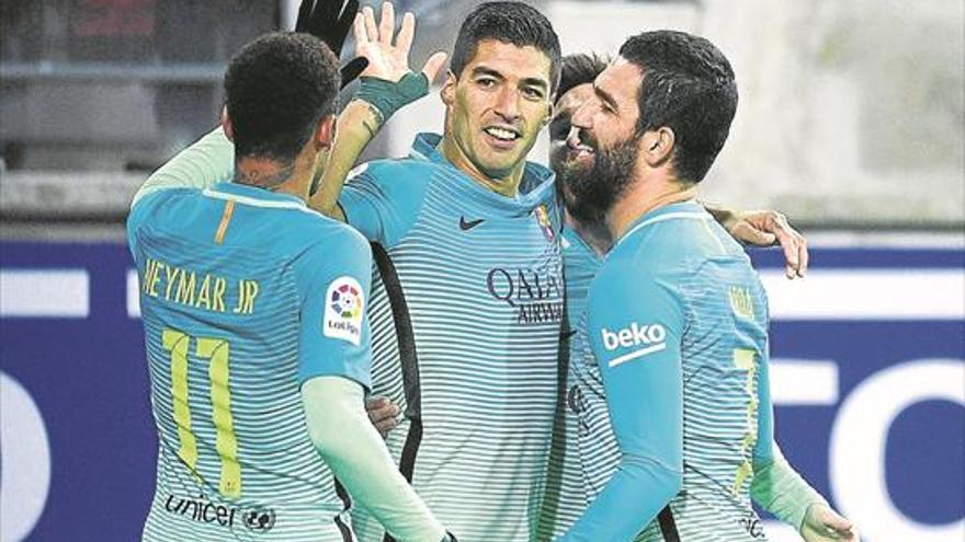 El Barcelona golea y aguanta el pulso liguero a Madrid y Sevilla