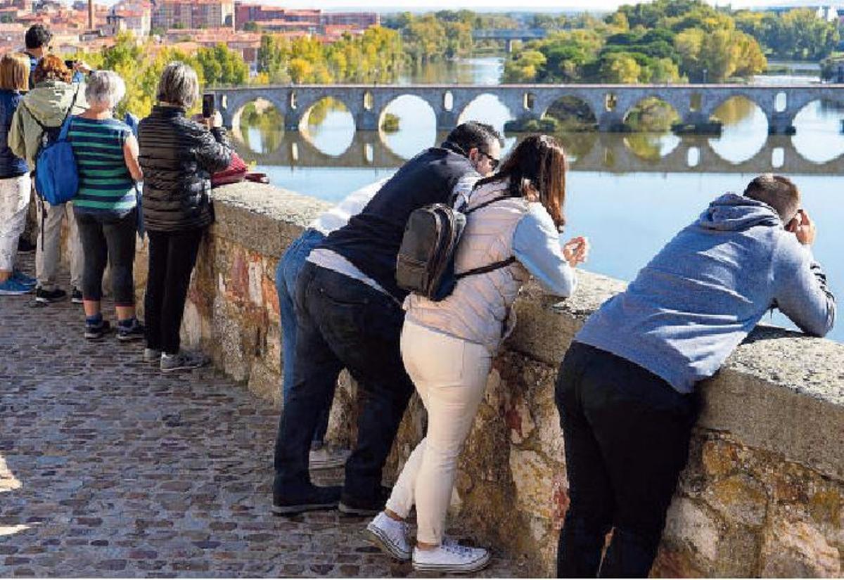 Turistas contemplan las vistas del río Duero desde el mirador del Troncoso.