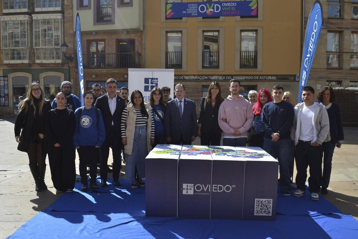 El Alcalde, Alfredo Canteli, y los concejales Leticia González y Daniel Tarrio posan con los integrantes del taller de empleo que diseñó el puzle y el mapa interactivo de las entidades rurales de Oviedo. En el detalle, el puzle que será repartido en colegios y centros sociales.
