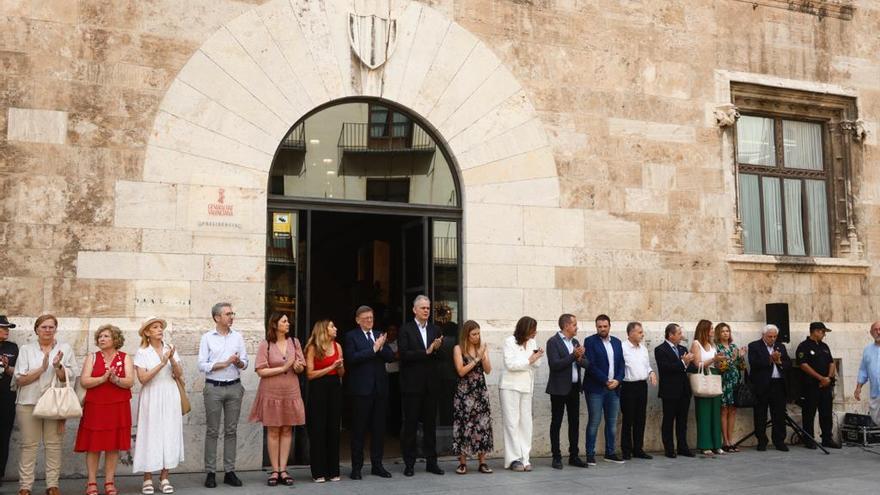 Minuto de silencio en el Palau de la Generalitat por el asesinato en Antella