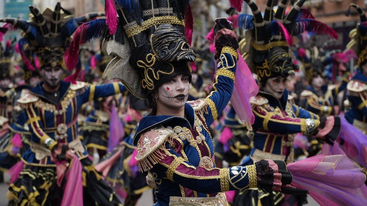 Una de las comparsas que han desfilado este martes de Carnaval en San Roque.