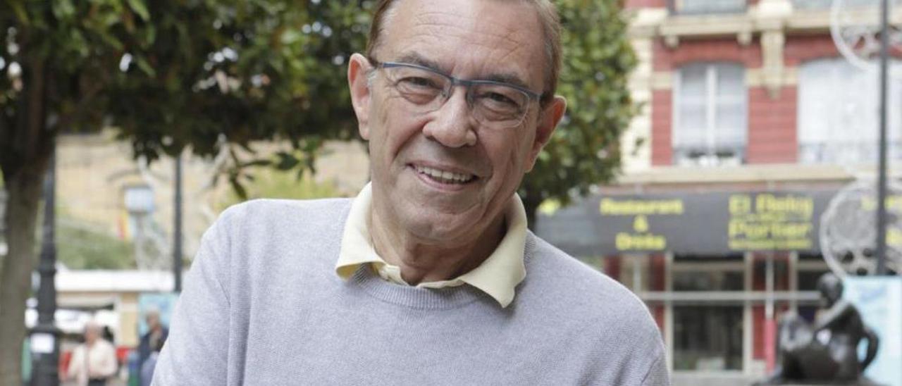 Juan Vázquez, junto al edificio histórico de la Universidad. | F. RODRÍGUEZ