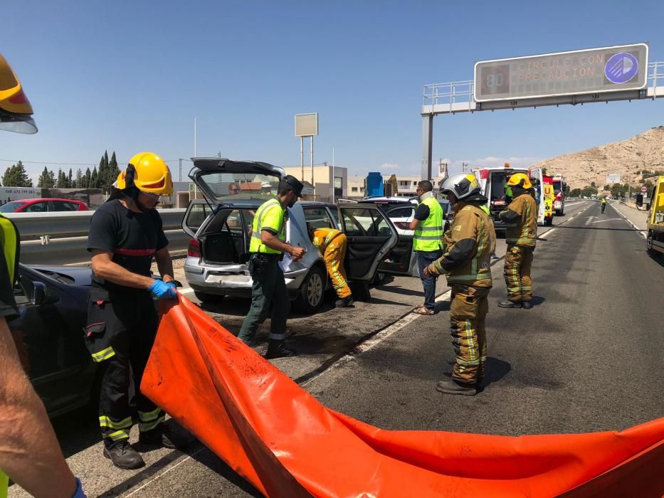 Un aparatoso accidente entre cuatro vehículos en Villena deja varios heridos