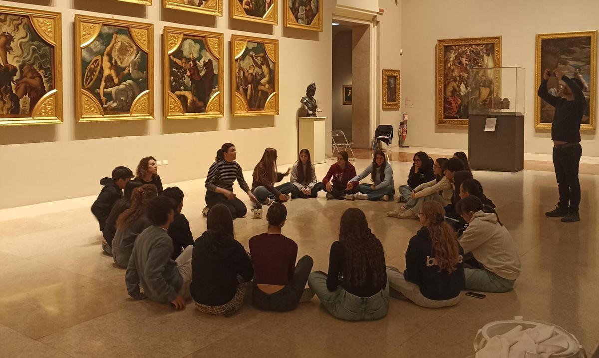 Alumnos del programa Erasmus en el Palacio de Los Museos Italia.