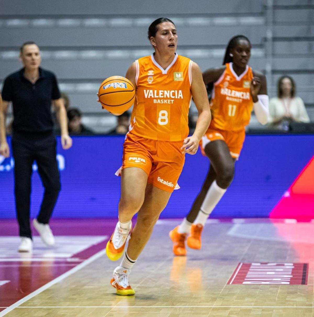 María Araújo y Awa Fam, con Roberto Íñiguez al fondo en el partido de la primera vuelta en Girona. | DAVID SUBIRANA