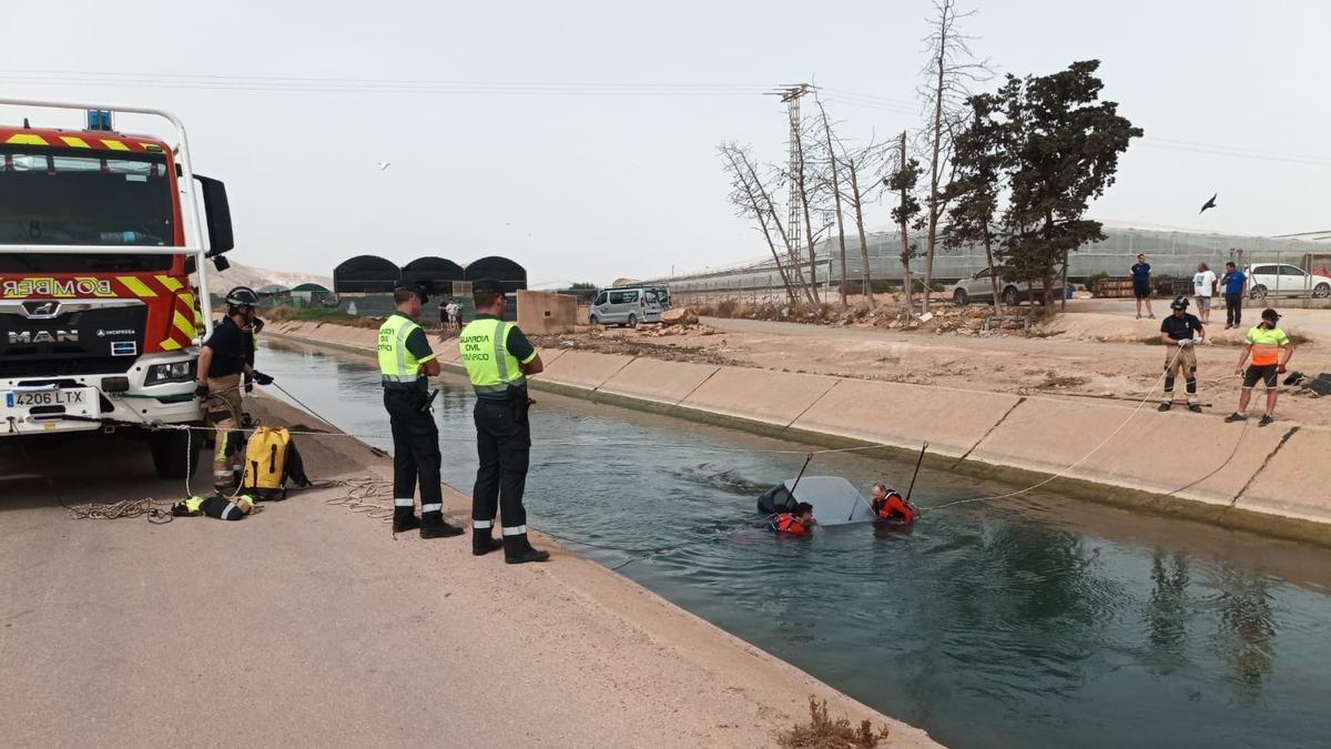 Rescate del vehículo siniestrado en el canal a la altura de San Javier.