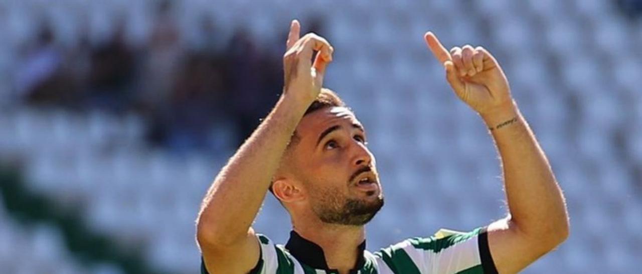 Omar Perdomo celebra un gol en memoria de su padre.
