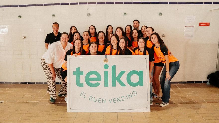 La waterpolista olímpica Paula Leiton entrena junto a las jugadoras del Club Waterpolo Turia de la mano de Teika