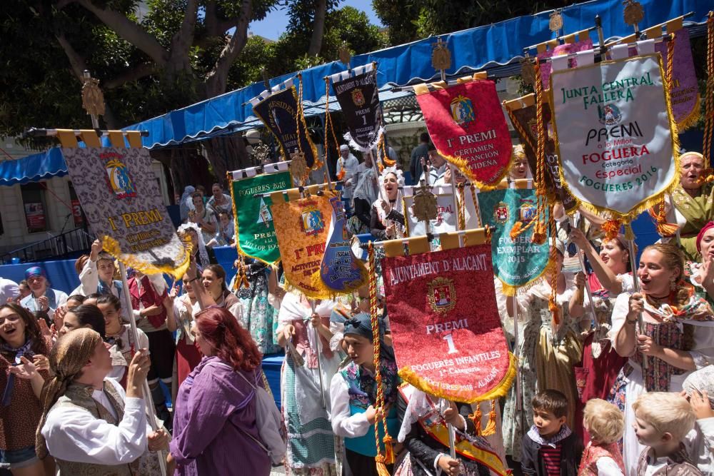 El Desfile de Entrega de Premios culmina con la entrega de más de 600 galardones a hogueras y barracas