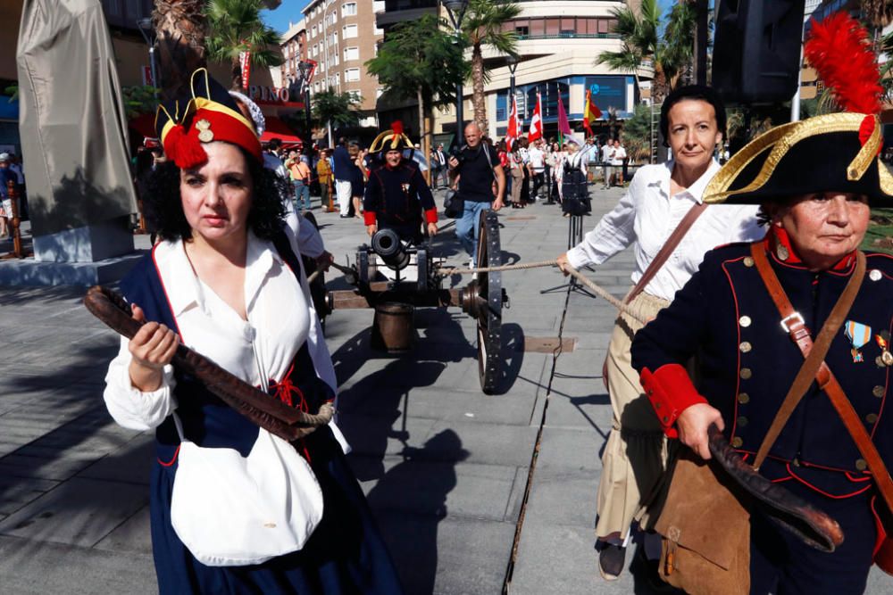 La Asociación Histórico-Cultural Teodoro Reding cumplió este viernes su sueño de que Málaga cuente por fin con una estatua en homenaje al general suizo y gobernador de la ciudad a quien los malagueños dedicaron el Paseo de Reding. La estatua se ha ubicado en la recientemente reformada plaza de la Malagueta.