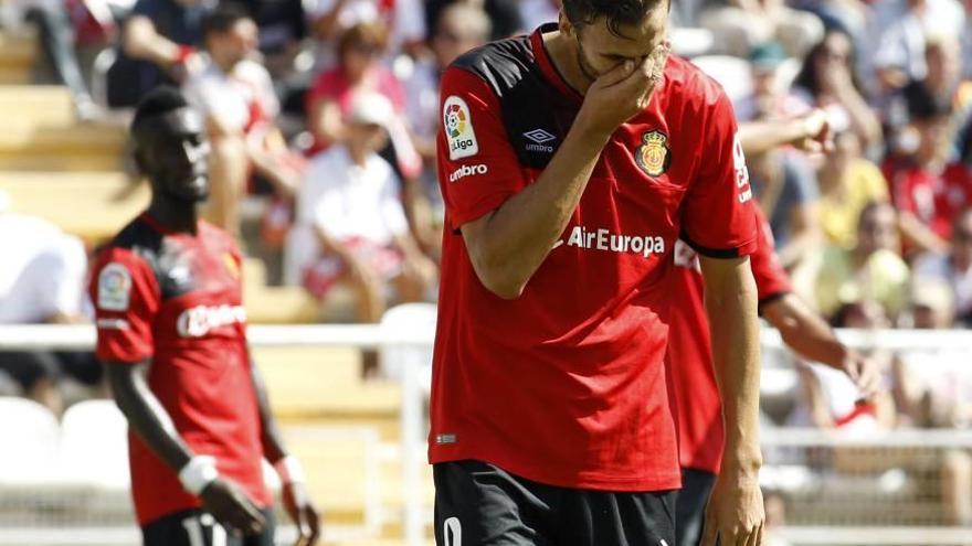 Óscar Díaz se lamenta tras fallar una ocasión durante el partido de Vallecas.