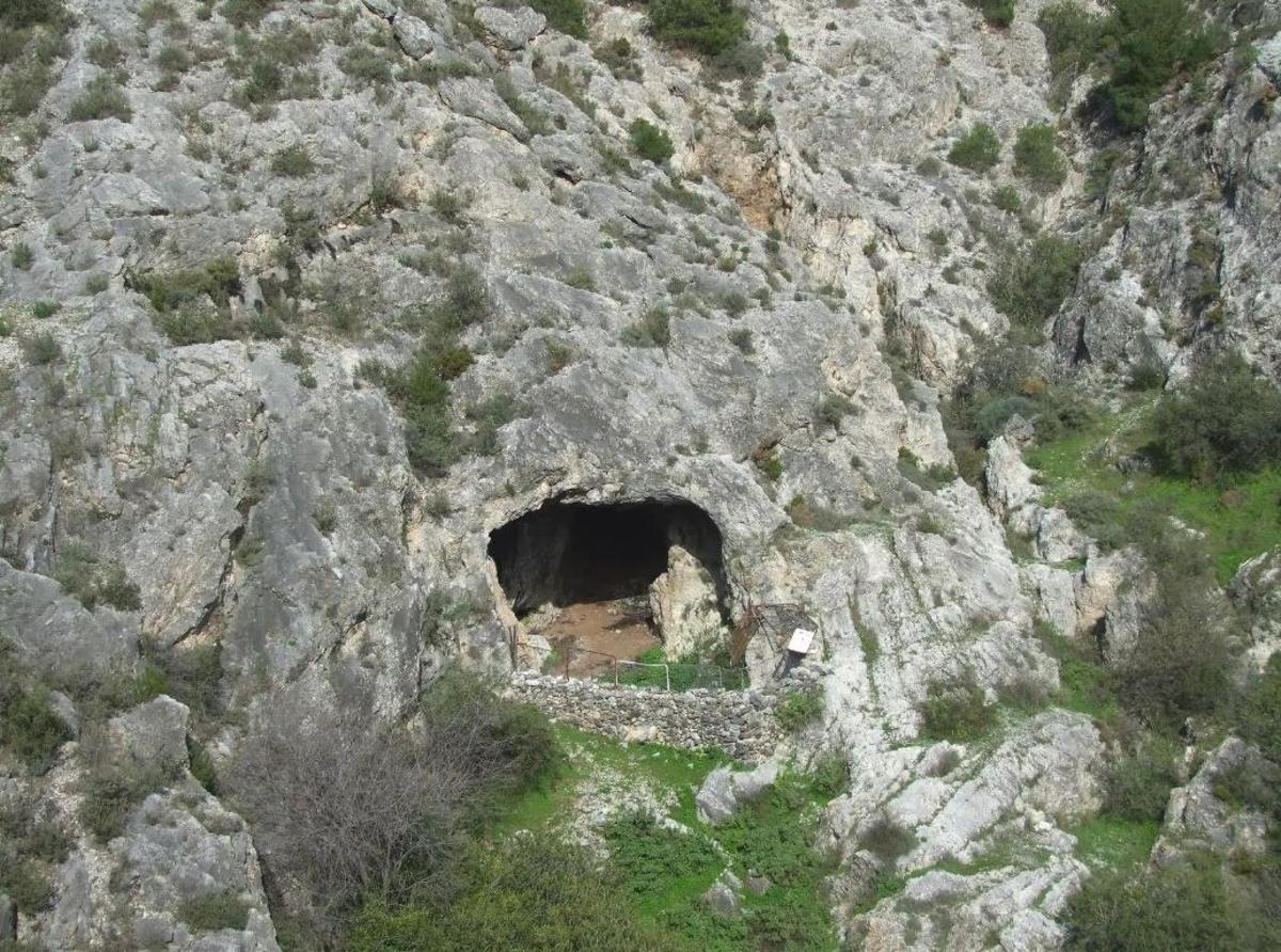 Así es la ruta de senderismo de Málaga que llega hasta la Cueva de la Fájara, en Canillas de Aceituno