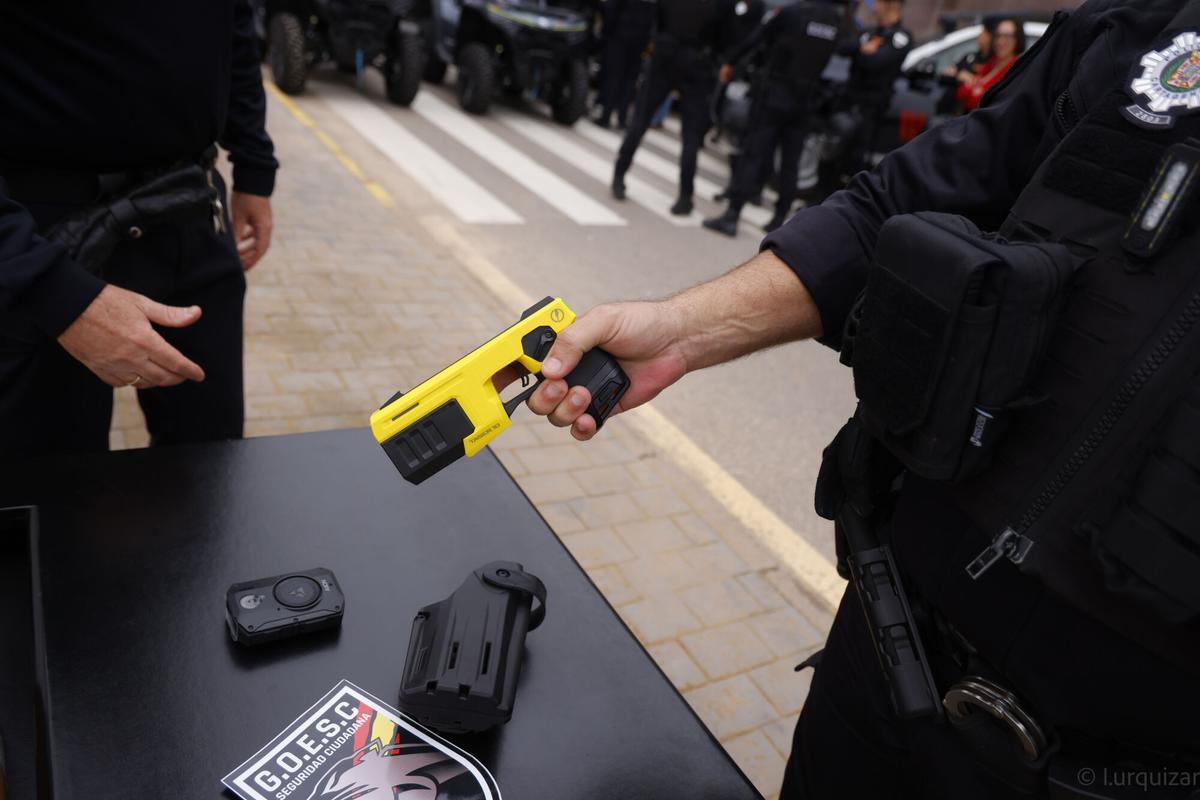 Un policía local de Cartagena sostiene una pistola táser en una imagen de archivo