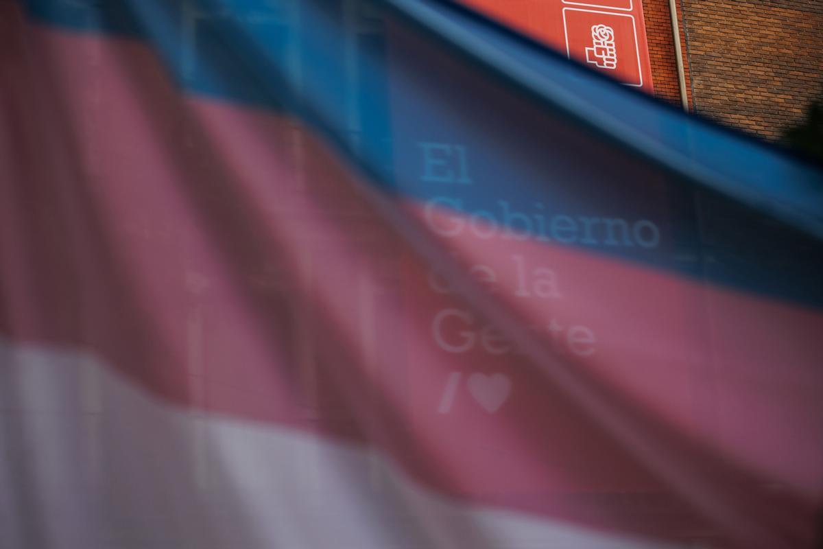 La bandera trans delante de la sede del PSOE. La bandera trans delante de la sede del PSOE.