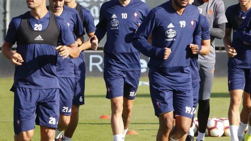 Kevin, Jozabed, Radoja, Aspas, Boufal, Rubén Blanco y Hjulsager, ayer, en A Madroa. // Alba Villar