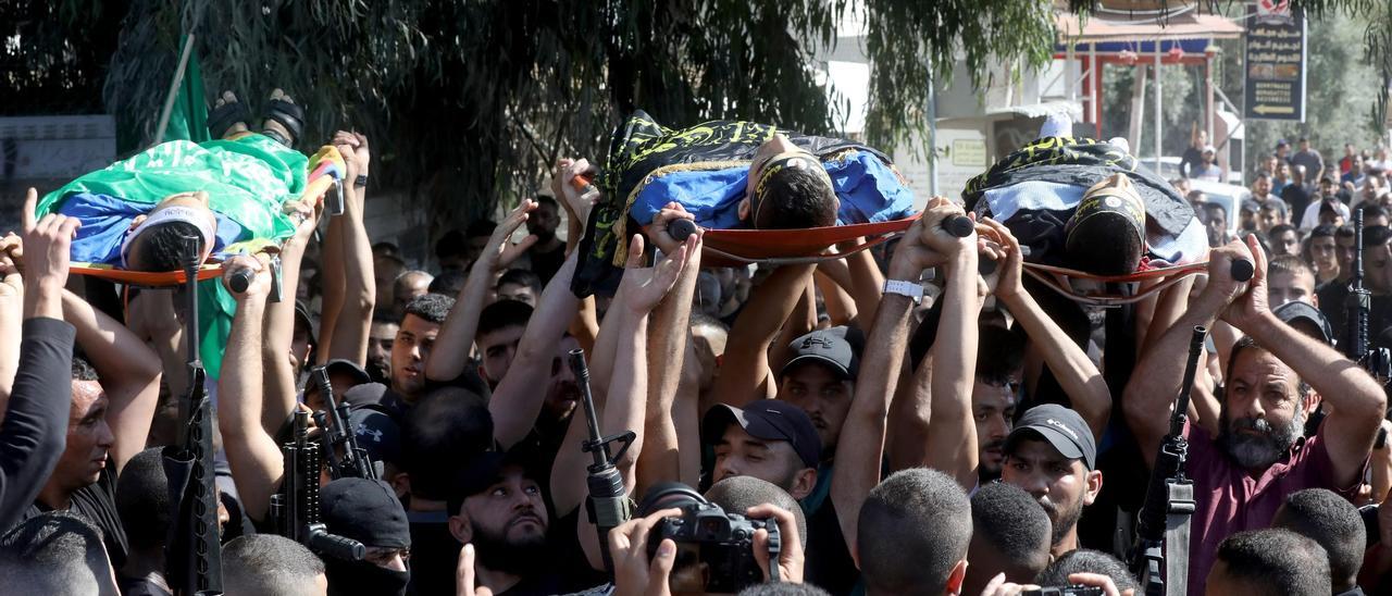 Familiares llevan los cuerpos de los palestinos muertos tras un ataque con drones en JenÍn, el, pasado 22 de octubre.