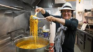 Al Bano cantarà amb Romina Power el 5 d’agost al Festival de Peralada després de 20 anys separats. Per celebrar-ho, el cantant cuina la seva pròpia recepta d’espaguetis.