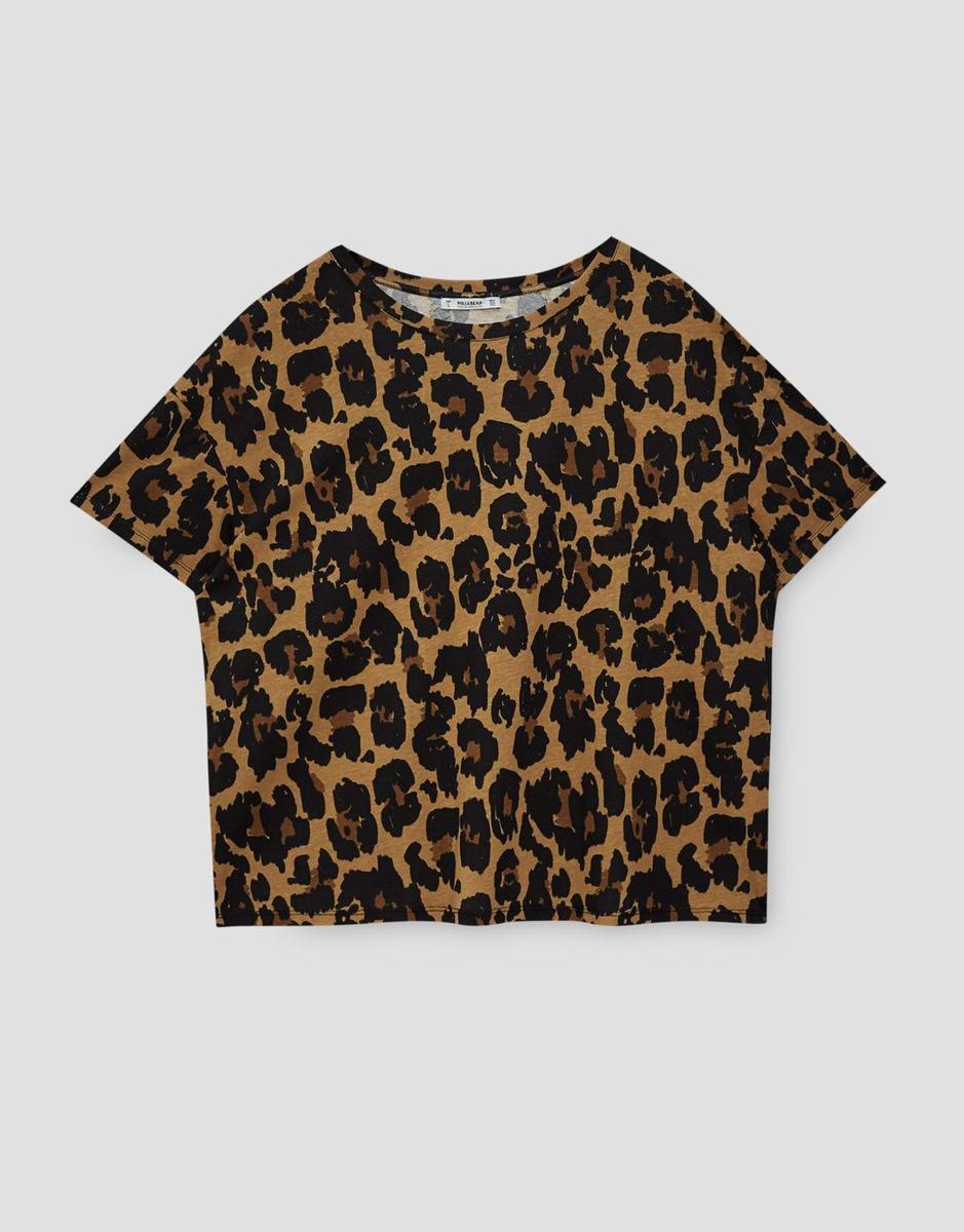 Prendas de leopardo para lucir en primavera: camiseta de manga corta