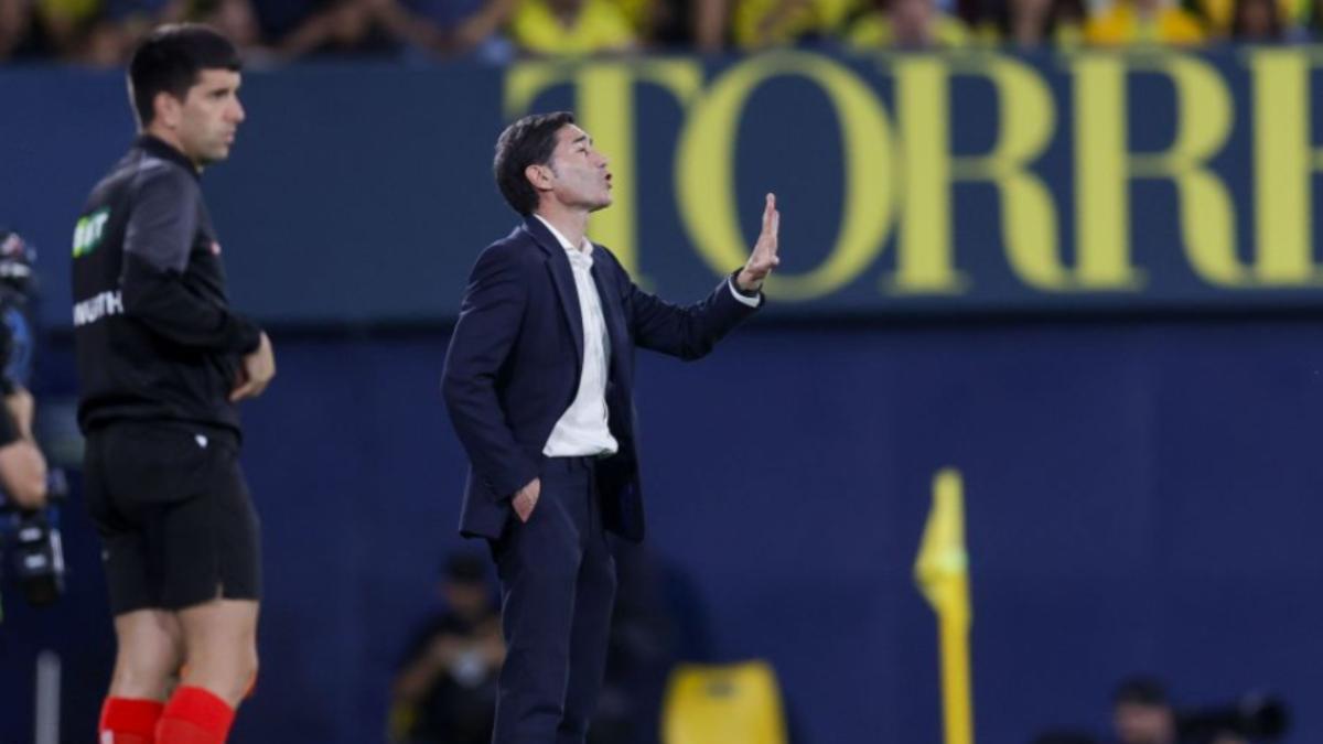 Marcelino dando instrucciones a su equipo ante el Betis