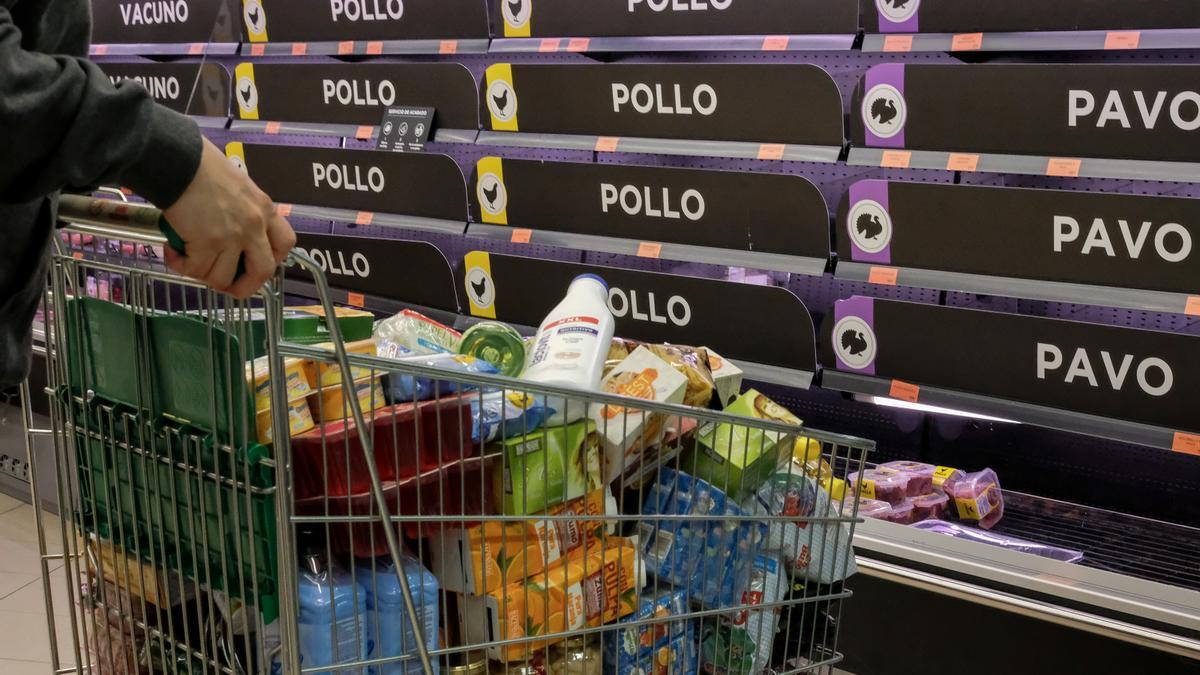 Un cliente realiza la compra en un supermercado.