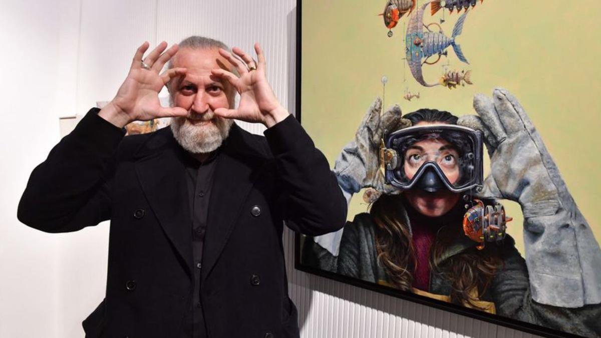 El artista Manuel Luna, con una de sus obras. |   // VÍCTOR ECHAVE