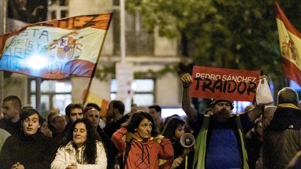 Varios manifestantes durante una manifestación contra la amnistía frente a la sede del PSOE en Ferraz.