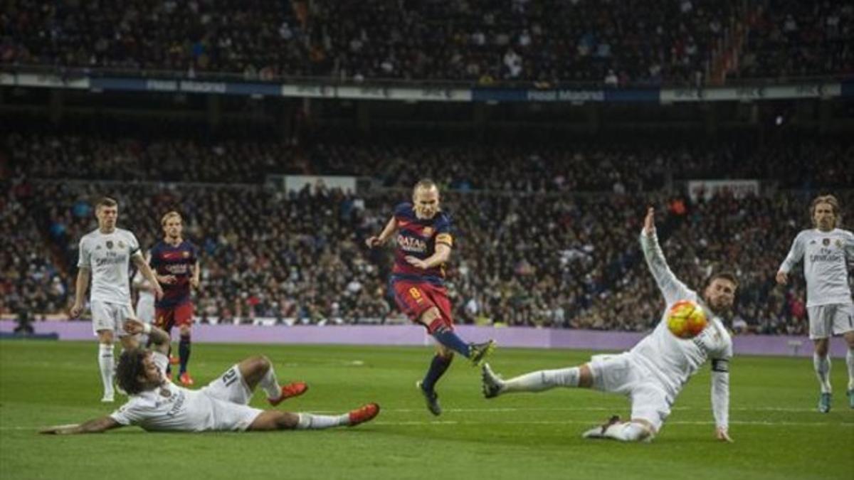 Iniesta marca el tercer gol ante Ramos y Marcelo.