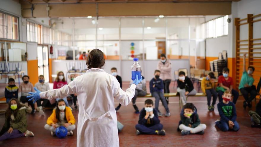 Expertas animan a niñas en su vocación científica: "La Ciencia se construye a hombros de gigantes y gigantas"