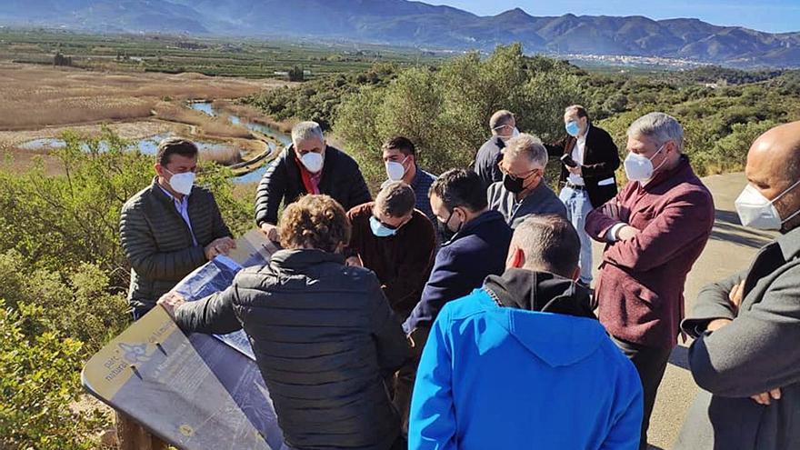 Un momento de la visita de Roger Llanes al marjal, el pasado jueves. | LEVANTE-EMV