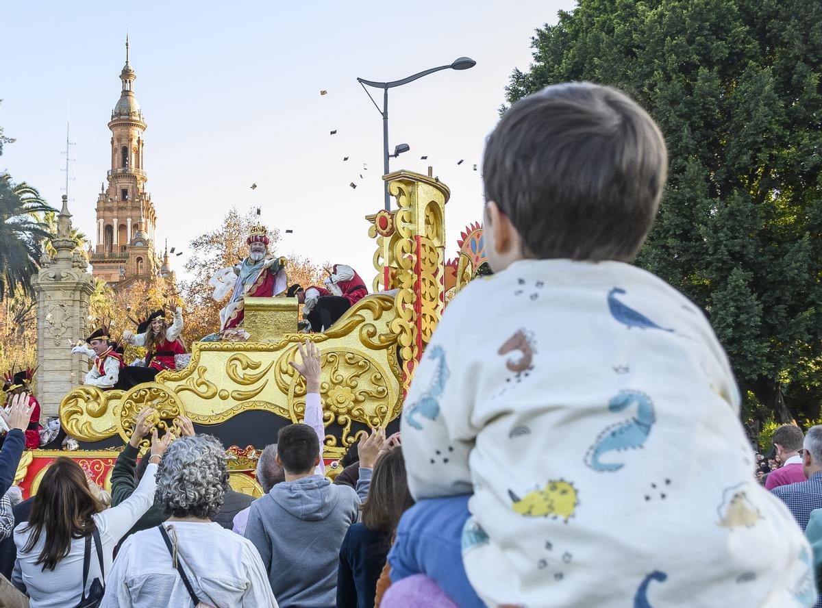 Cabalgata de los Reyes Magos de Sevilla, que ha recuperado este jueves el itinerario tradicional que la pandemia obligó a modificar y ha contado con 33 carrozas, de las que 13 son nuevas.