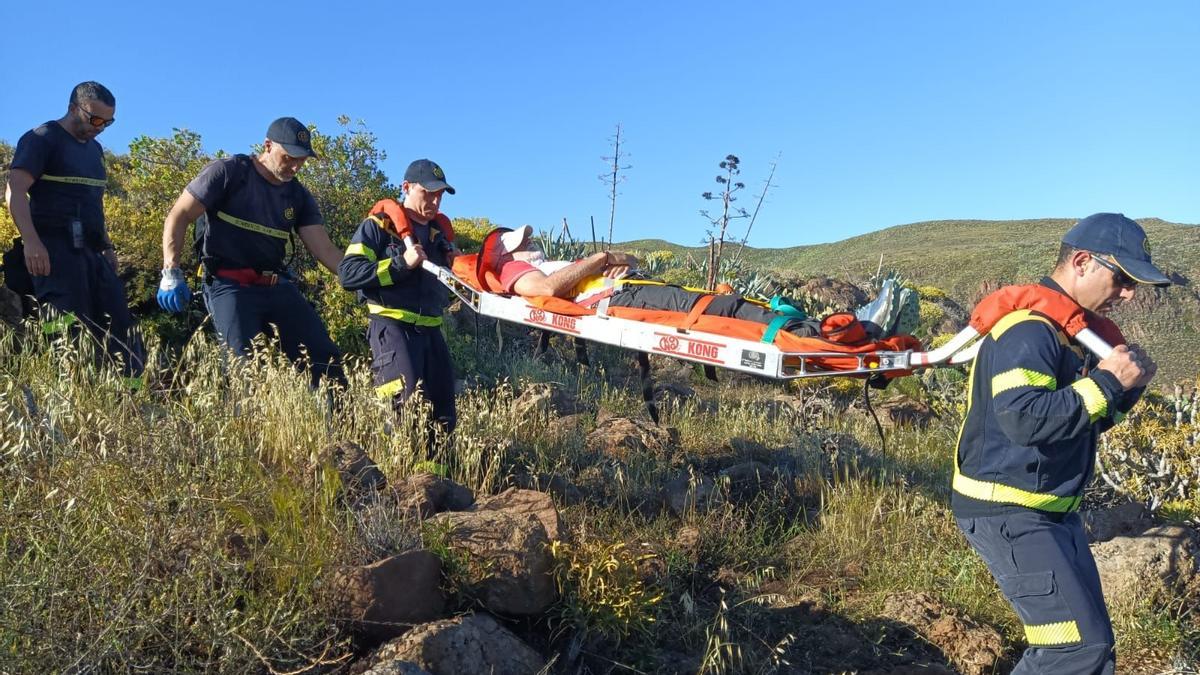 Rescate de un senderista afectado por un golpe de calor en la zona de Temisas.