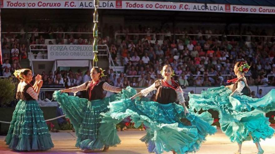 Actuación de un grupo folclórico de Paraguay en el campo de O Vao. // Marta G. Brea