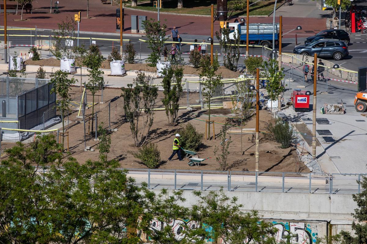 Zona verde en construcción junto a la estación de Sant Andreu Comtal