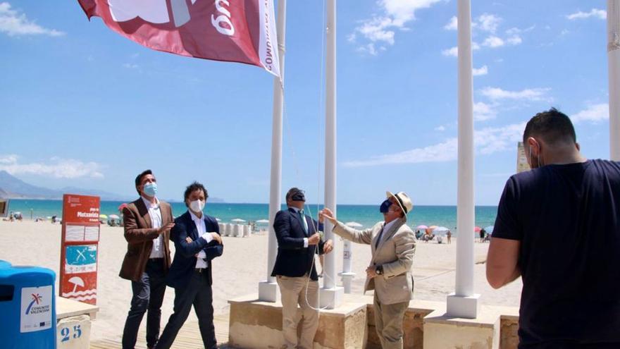 Izada de bandera en la playa de Muchavista.