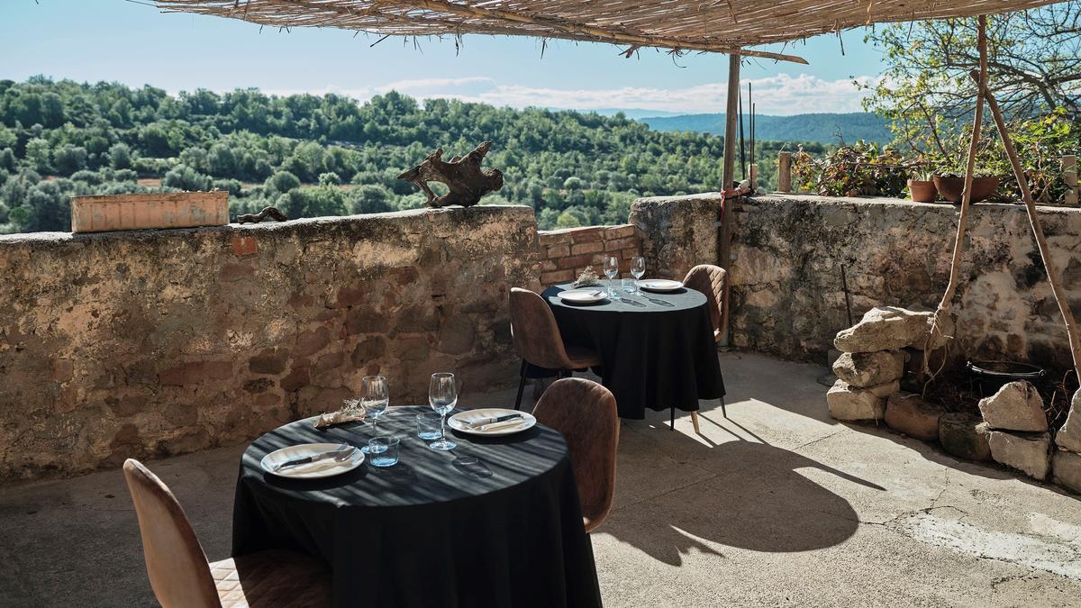 La terraza de Le Clandestin, en el bosque.