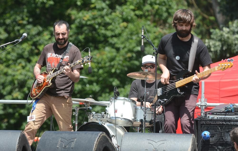 El festival congregó ayer en A Illa das Esculturas a miles de personas para disfrutar de buena comida y la música de bandas como Novedades Carminha o Terbutalina