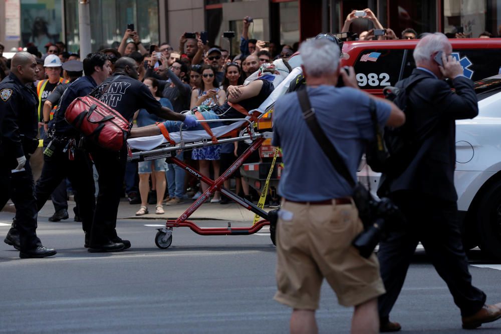 Un coche atropella a una multitud en Times Square