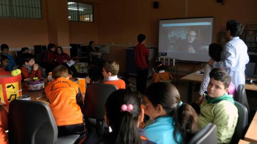 Los alumnos del Veneranda Manzano, en la videoconferencia con Ricardo Gómez.