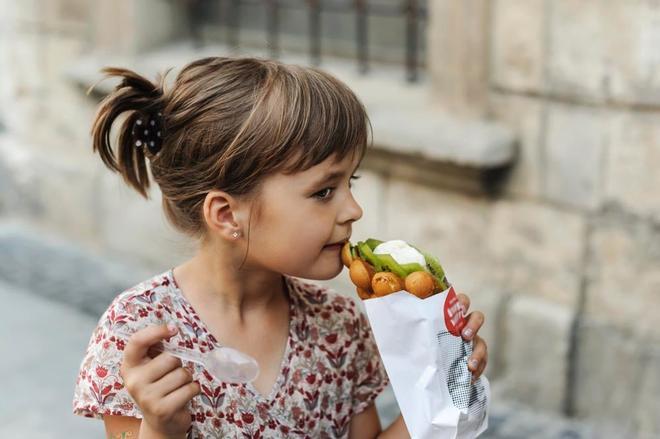 niña comiendo Bubble waffle