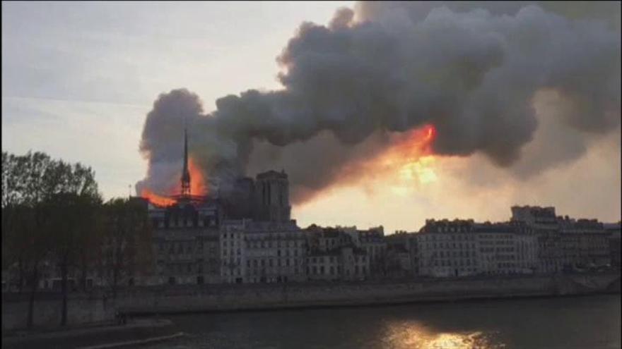 La catedral de Notre Dame arde por un grave incendio