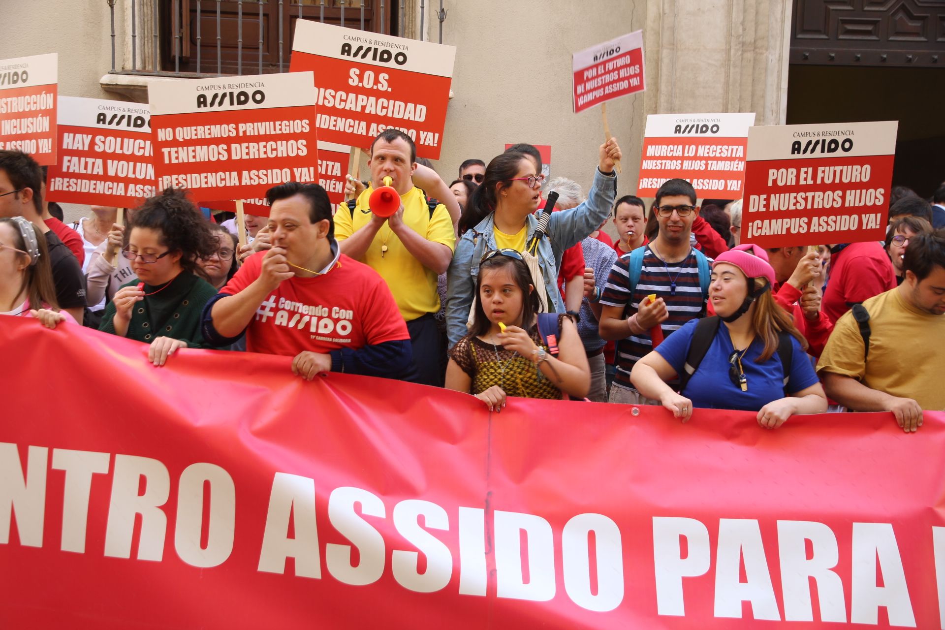 Concentración de Assido en Murcia ante la CHS