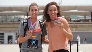 Queralt Casas muestra, junto a Laia Palau, la medalla de plata conquistada en el Eurobasket
