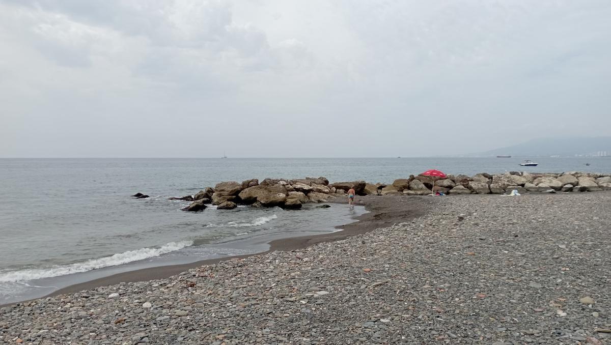 Dique en la playa de Las Acacias, en muy mal estado.